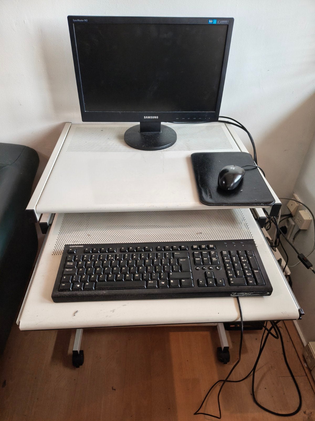 Compacte computertafel op wielen, Ophalen, Gebruikt, Modern, functioneel, Metaal