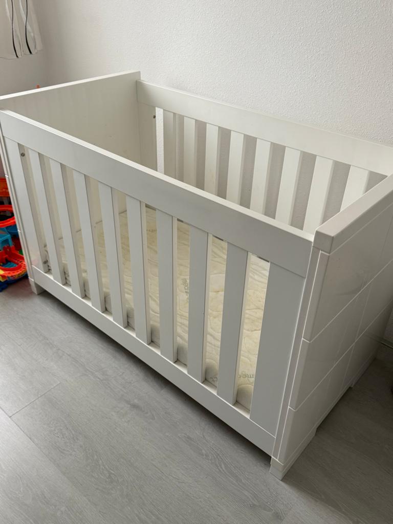 Wit Hoogglans Baby ledikant, Ophalen, Zo goed als nieuw, Ledikant