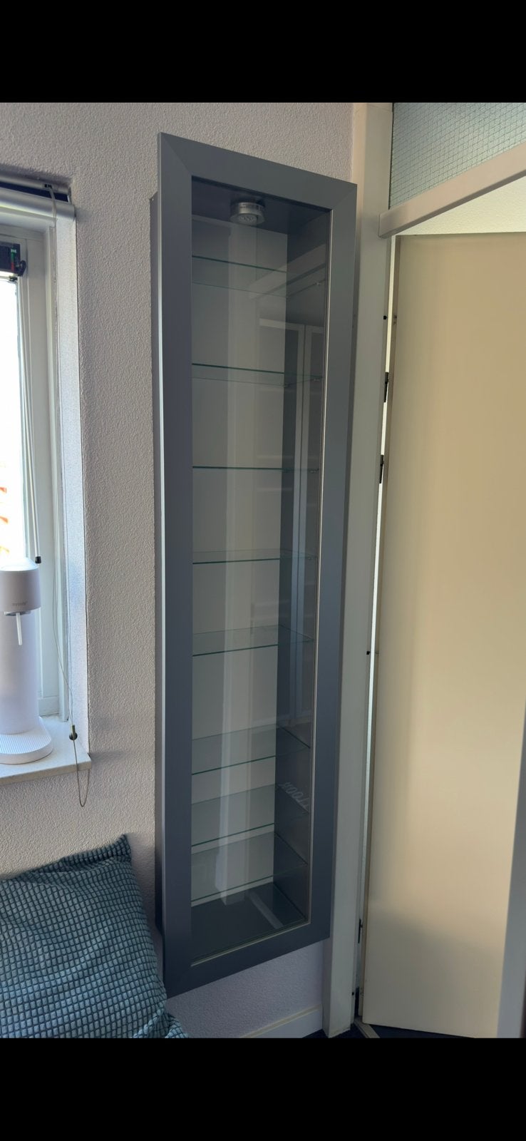 Smal vitrinekastje met glazen deuren en verlichting, Ophalen, 50 tot 100 cm, Zo goed als nieuw, Minder dan 100 cm