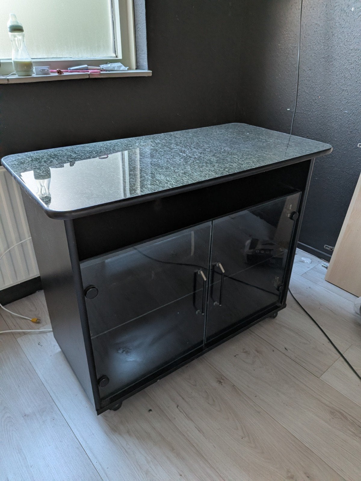 Zwart tv-meubel met glazen deurtjes en wieltjes, Ophalen, Gebruikt, 50 tot 100 cm, Minder dan 100 cm