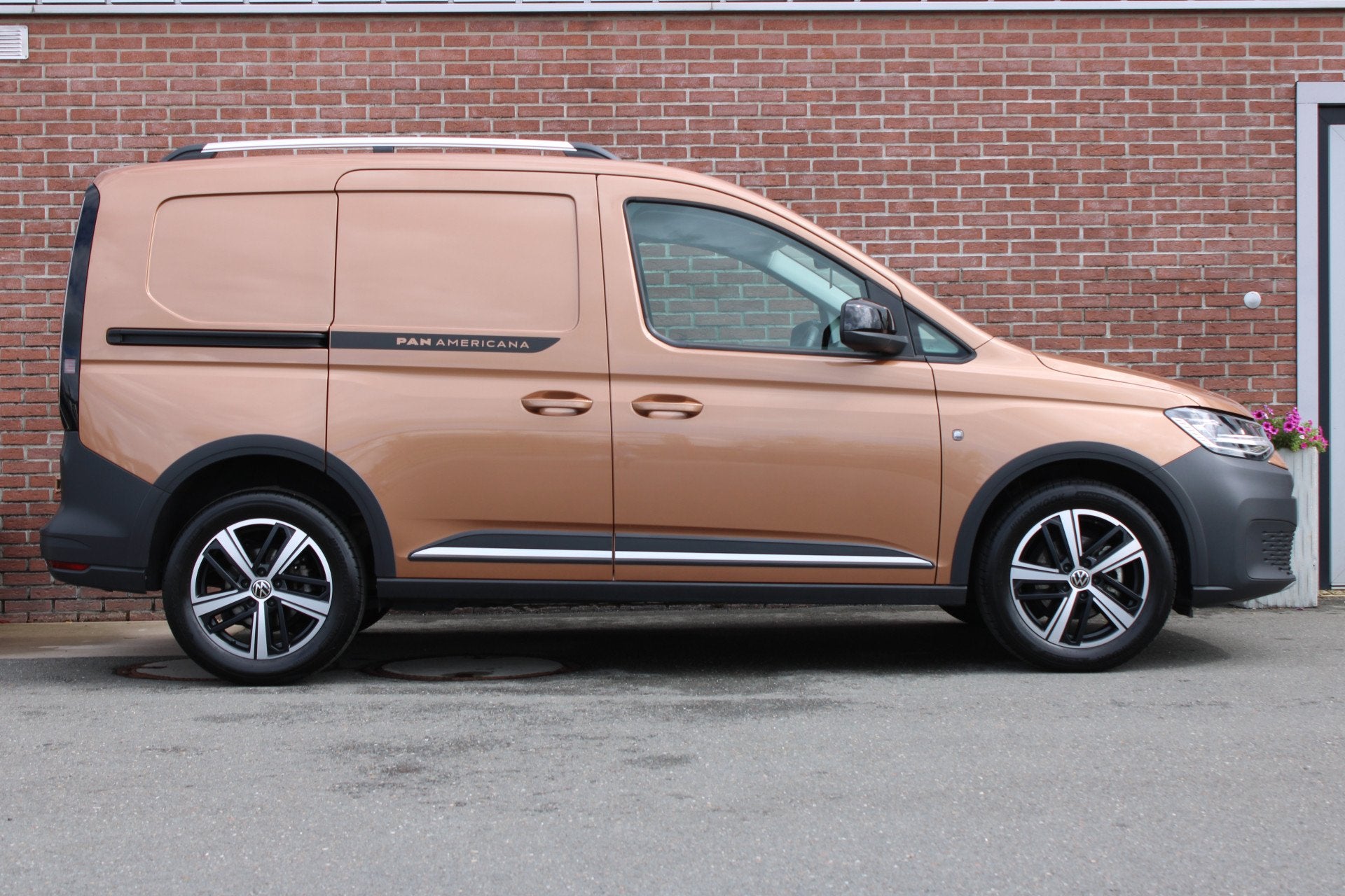 Volkswagen Caddy Cargo 2.0 TDI 102PK PanAmericana |LED|2-SCH, Voorwielaandrijving, Gebruikt, Zwart, Volkswagen