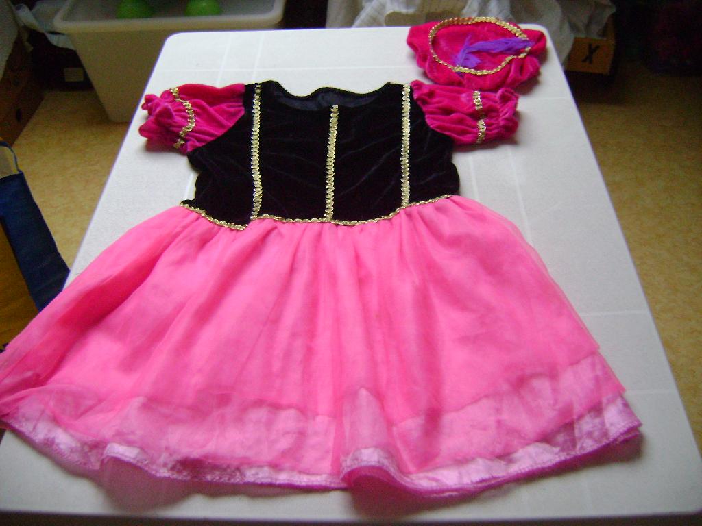 roze/zwarte pietenjurk met pet velours lijfje en tulerok 110, Ophalen of Verzenden, Zo goed als nieuw, 110 t/m 116, Meisje