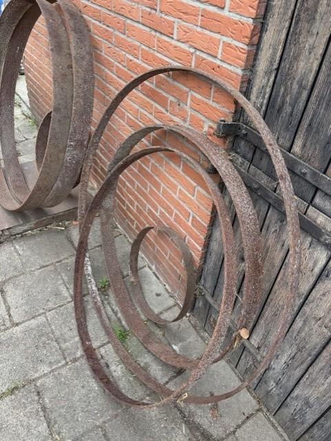 Gietijzeren hoepel, Ophalen