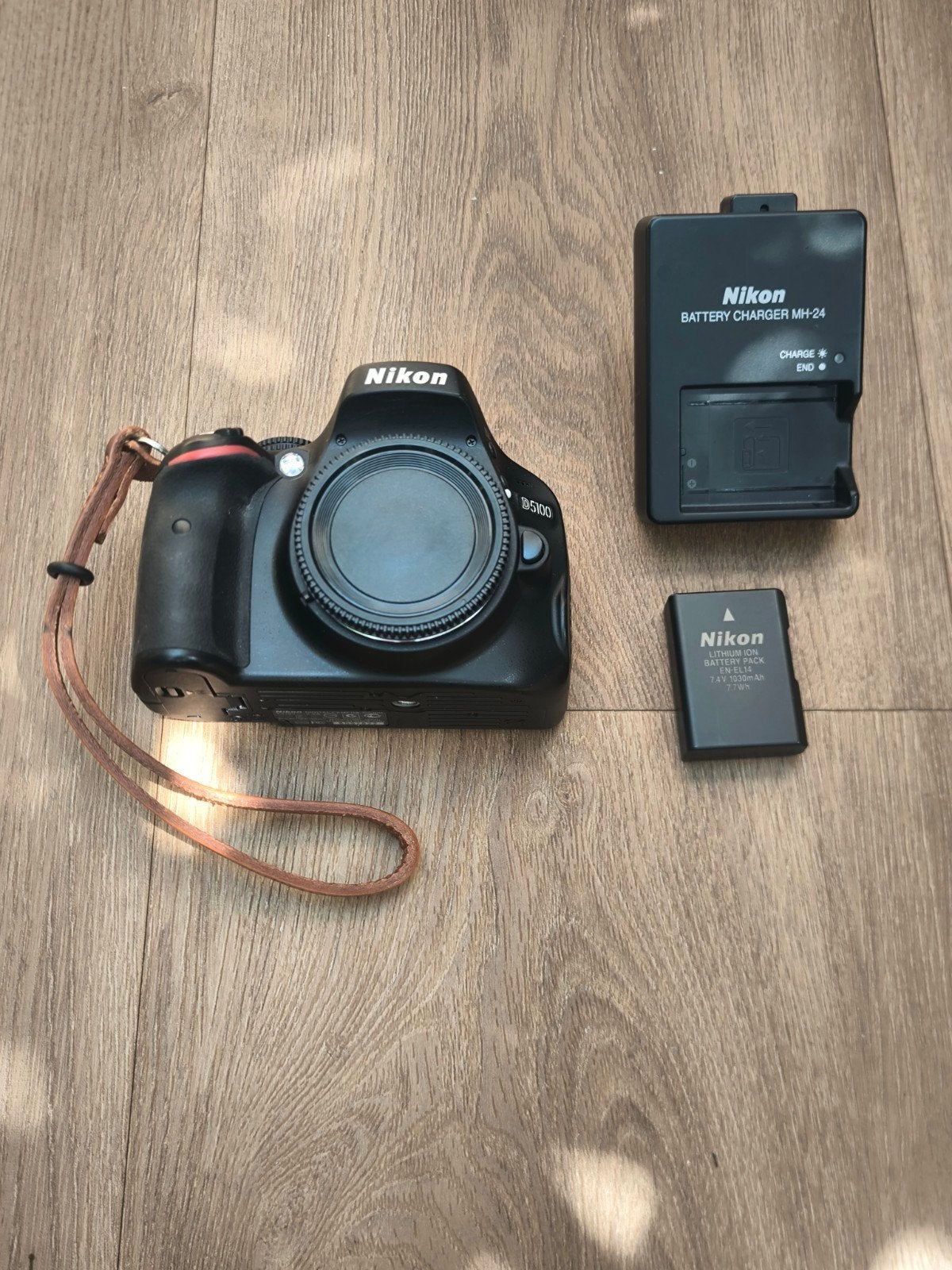 Nikon D5100 Spiegelreflexcamera met oplader en 2 accu's ZGAN, Audio, Tv en Foto, Fotocamera's Digitaal, Spiegelreflex, Accu, Kantelbaar/draaibaar scherm