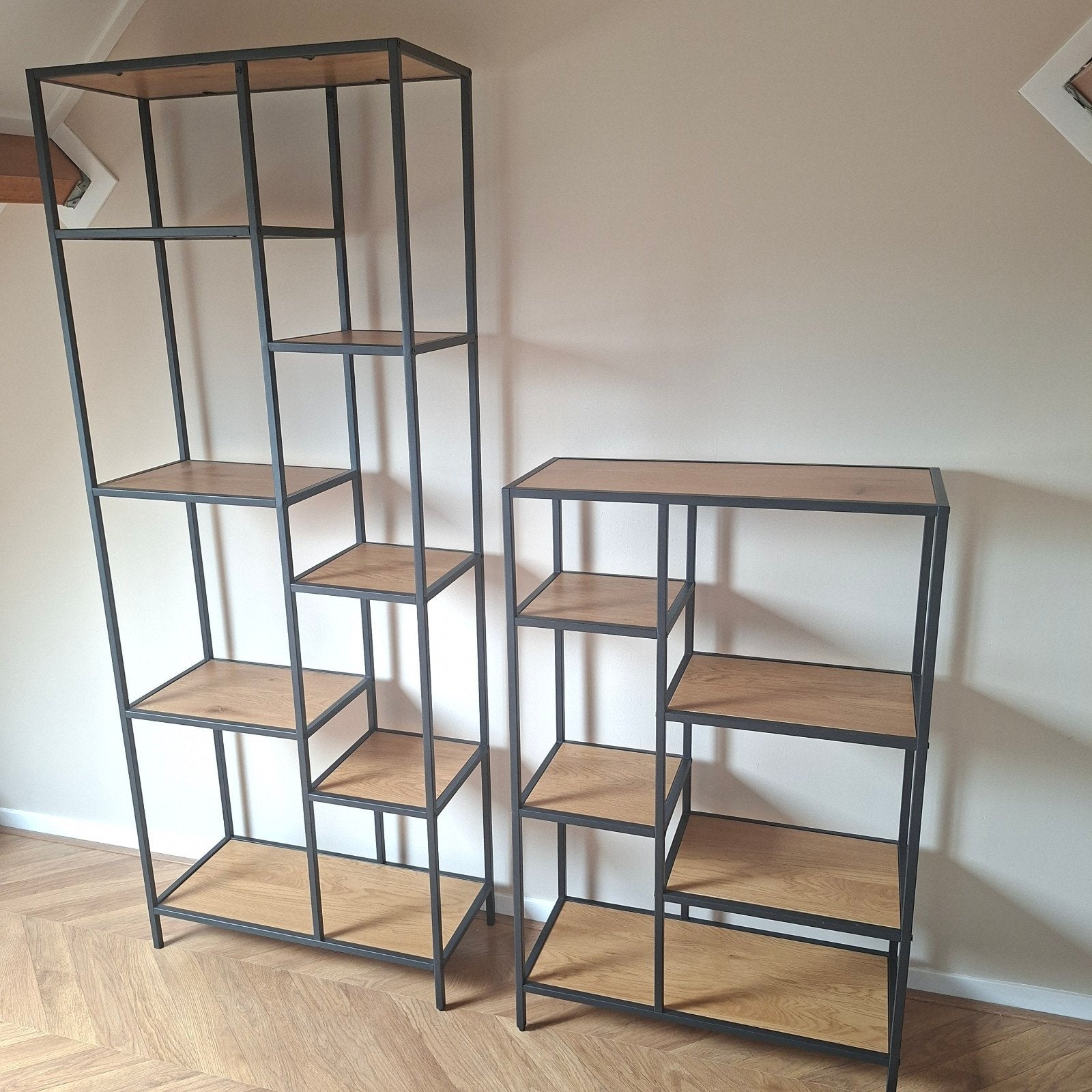 JYSK TRAPPEDAL open kast / wandrek set – grote + kleine kast, Huis en Inrichting, Kasten | Boekenkasten, Ophalen, Zo goed als nieuw