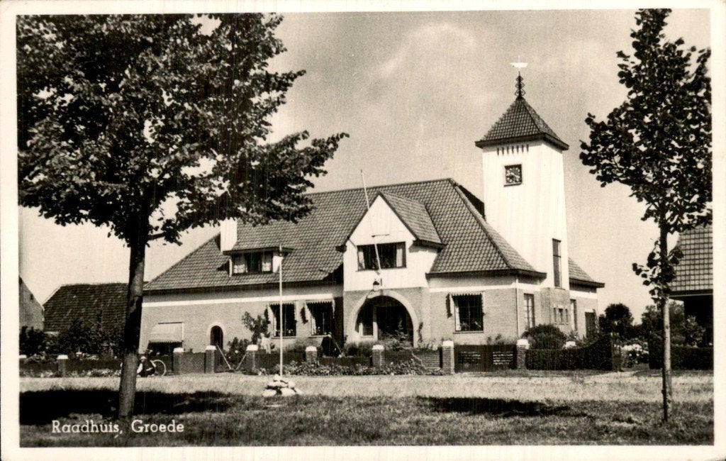 Groede - Raadhuis - Voorgevel, Verzamelen, Ansichtkaarten | Nederland, Ophalen of Verzenden, 1920 tot 1940, Ongelopen, Zeeland