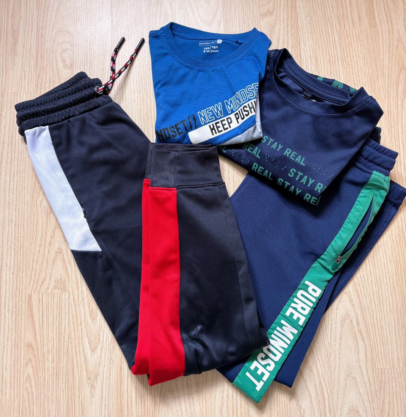 4-delig sportsetje maat 134/140, Kinderen en Baby's, Kinderkleding | Maat 134, Ophalen of Verzenden, Gebruikt, Jongen, Sport- of Zwemkleding