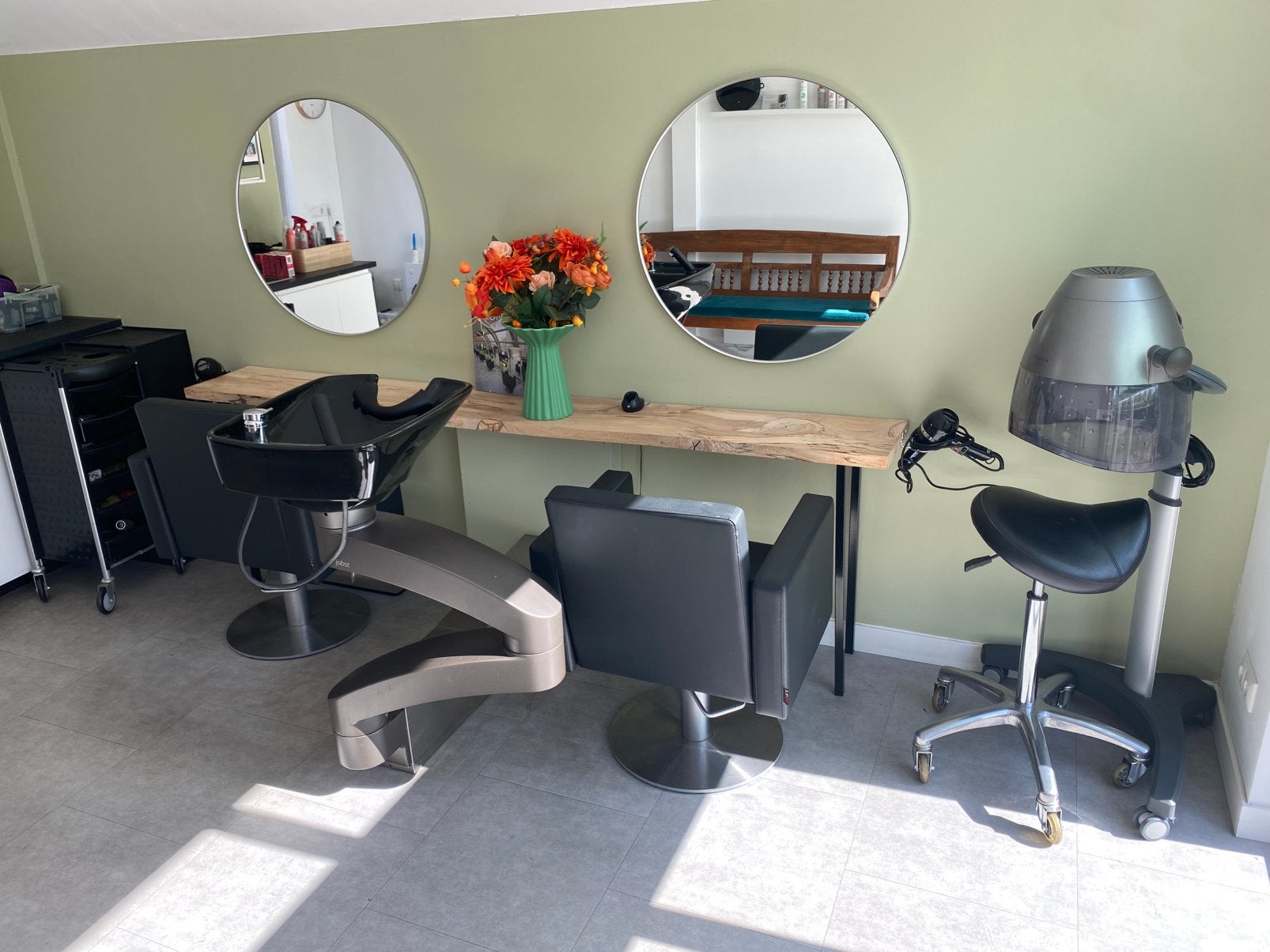 Kapsalon en woonhuis te koop