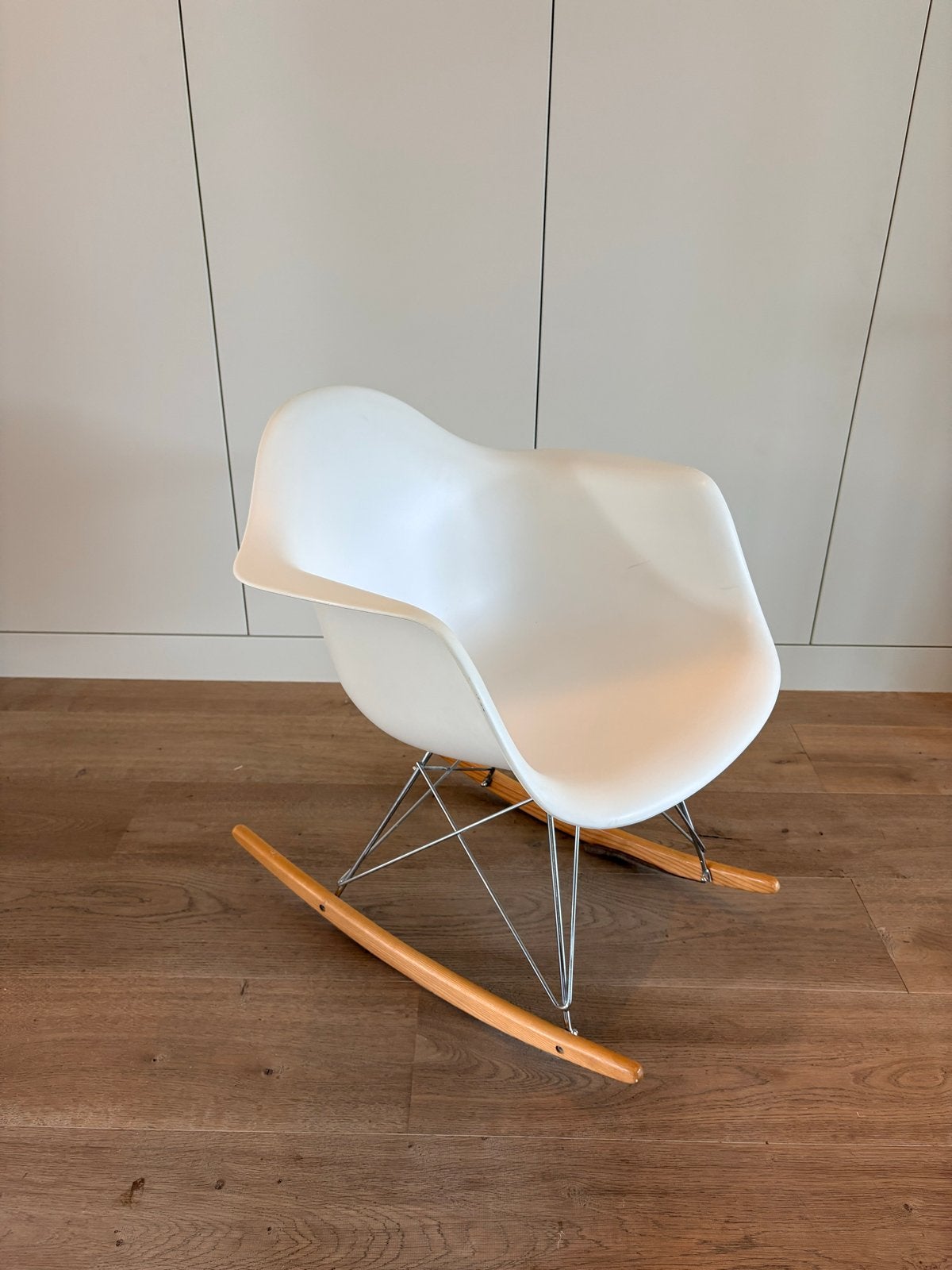 Vitra Eames RAR Schommelstoel Wit, Huis en Inrichting, Ophalen, Kunststof, Gebruikt, Wit