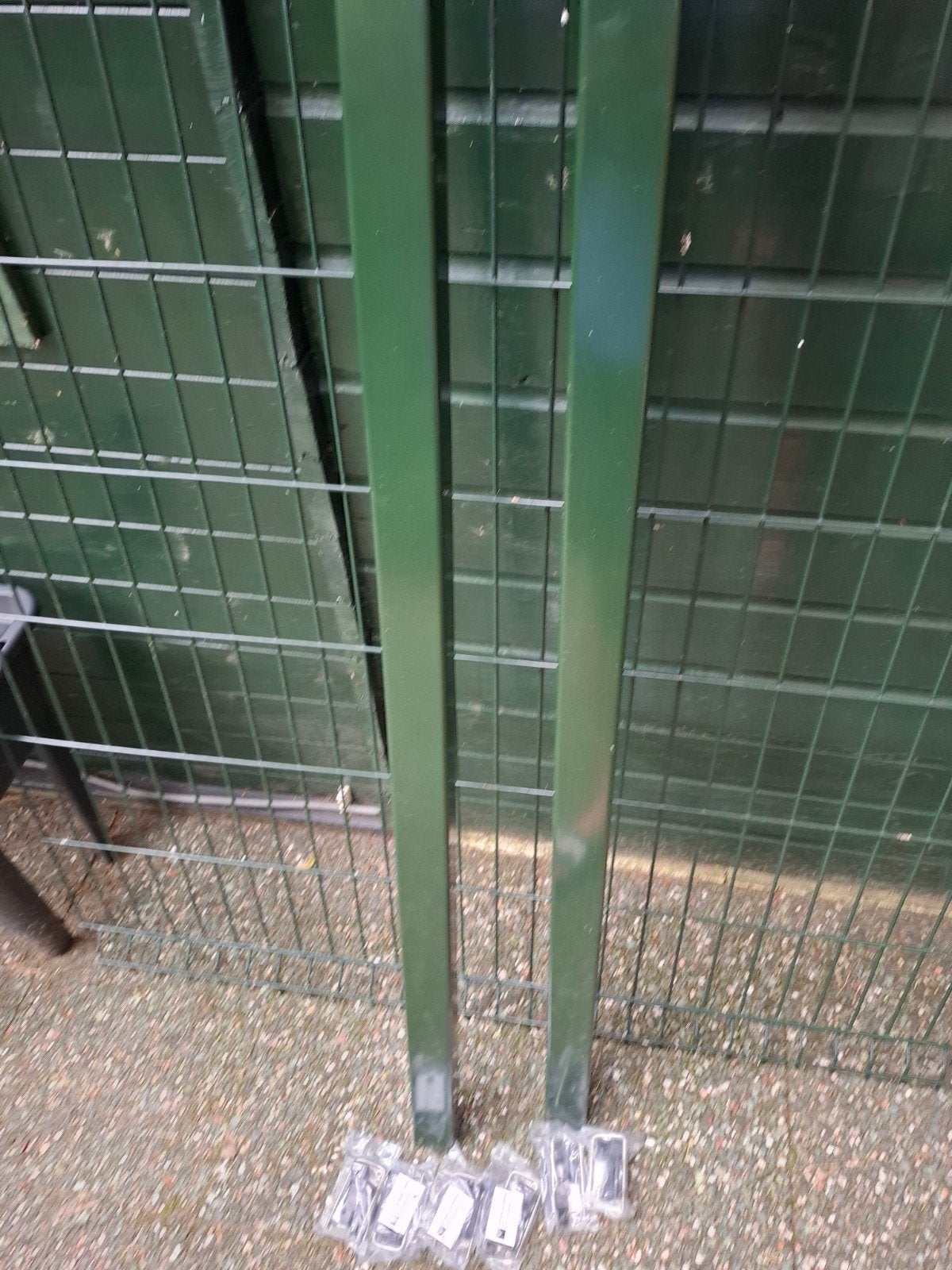 Groen metalen hekwerk, met 3 metalen palen., Tuin en Terras, Ophalen, Nieuw, IJzer, Dubbelstaafmat hekwerk