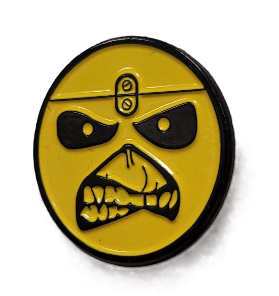 Iron Maiden Eddie geel pin van metaal speldje speld, Verzamelen, Info@deconoord.nl, Deco Noord, Nieuw, Ophalen of Verzenden