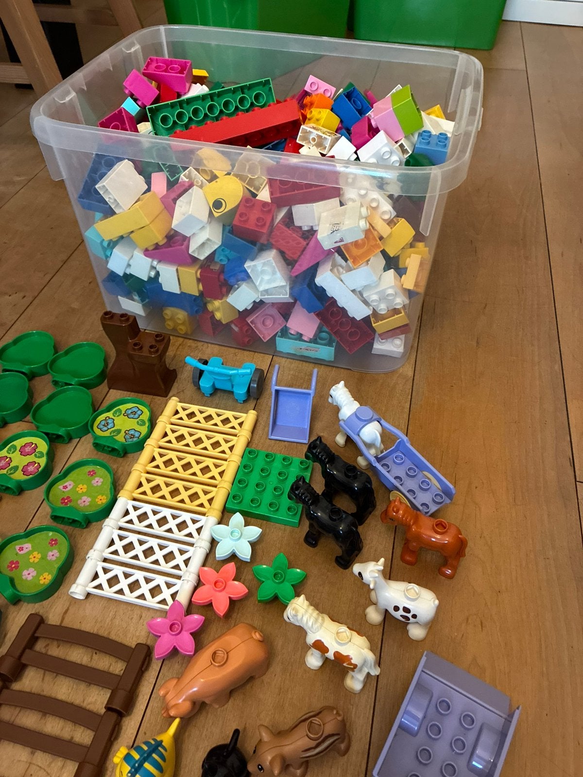 Lego dublo bak vol bouwstenen en boerderij dieren hekken, Ophalen of Verzenden, Zo goed als nieuw