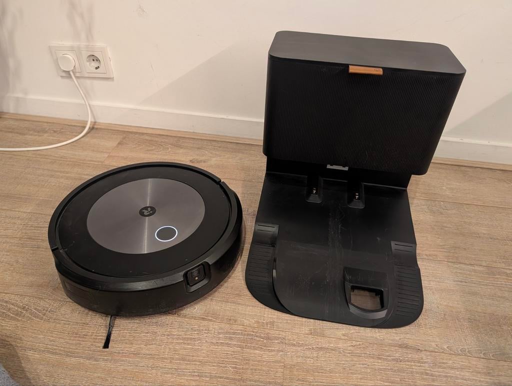 iRobot Roomba J7+ met zelfreinigende basis, Ophalen, Gebruikt, Reservoir, Robotstofzuiger