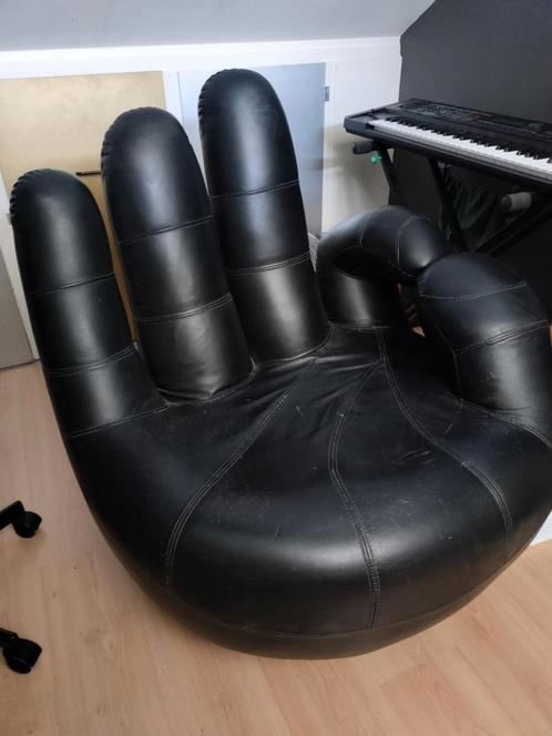 Prachtige design stoel in de vorm van een hand, Huis en Inrichting, Stoelen, Gebruikt, Eén, Leer, Ophalen