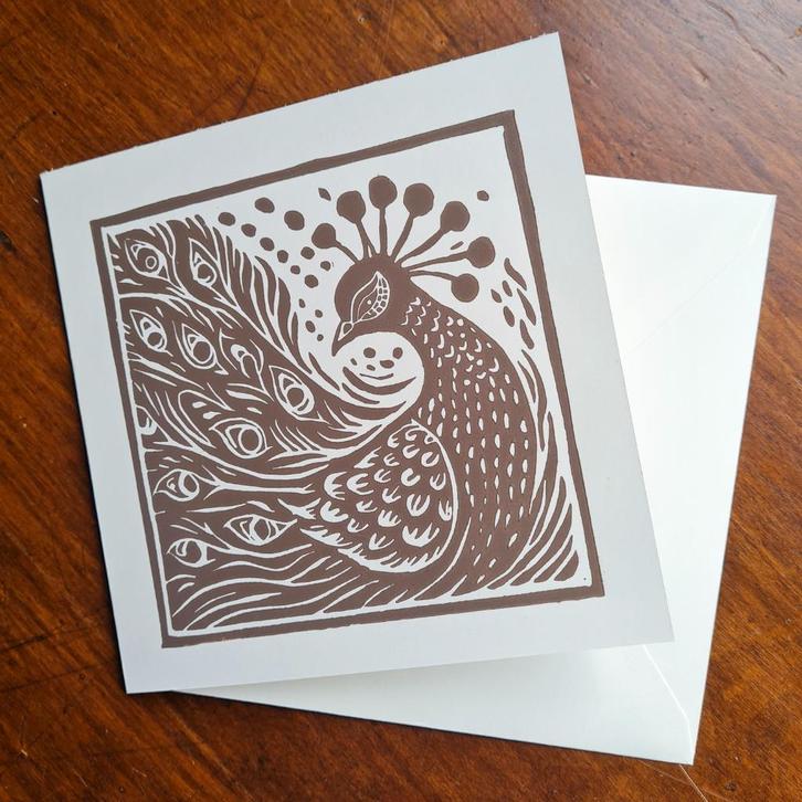 Dubbele wenskaart 15x15 cm. met envelop. pauw, linosnede, Diversen, Wenskaarten, Nieuw, Ophalen of Verzenden