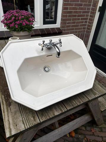 gratis wastafel en plank beschikbaar voor biedingen