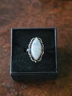 Zilveren ring met maansteen, Sieraden, Tassen en Uiterlijk, Ringen, 18 tot 19, Ophalen of Verzenden, Zo goed als nieuw, Met edelsteen