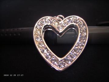 Een mooie Zilverkleurige Hart Hanger met Strass steentjes beschikbaar voor biedingen