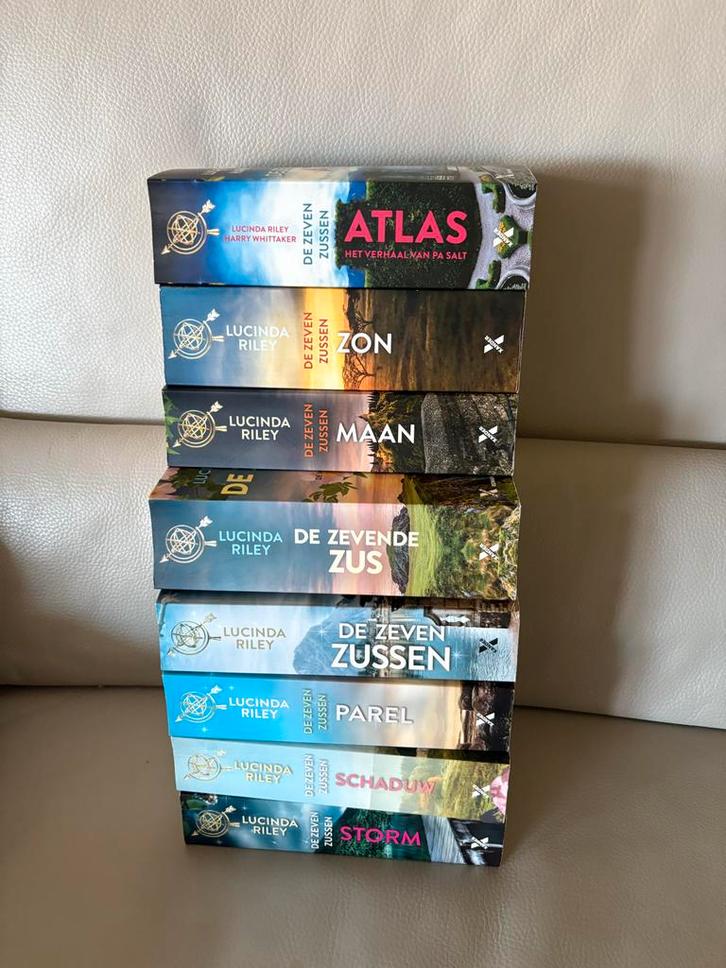 Lucinda Riley - De Zeven Zussen serie (8 boeken), Boeken, Romans, Gelezen, Nederland, Ophalen of Verzenden