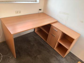 Hoek bureau beschikbaar voor biedingen