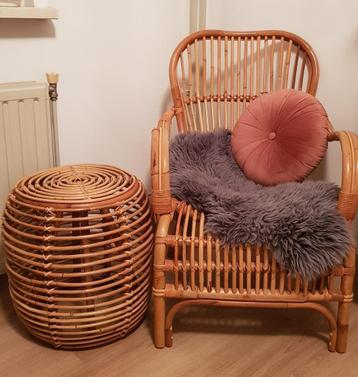 Rotan fauteuil + bijzettafeltje / krukje  beschikbaar voor biedingen