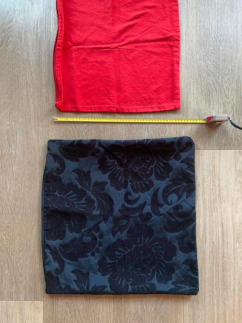 2 leuke kussenhoesjes in rood en zwart van oa Mood, Huis en Inrichting, Woonaccessoires | Kussens, Gebruikt, Rood, Vierkant, Ophalen of Verzenden