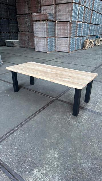 Eettafel / boomstamtafel massief Eikenhout. beschikbaar voor biedingen