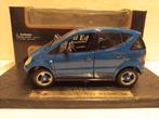 Mercedes Benz A klasse blauw of rood Maisto metal 1:18 KRD, Hobby en Vrije tijd, Modelauto's | 1:18, Ophalen of Verzenden, Zo goed als nieuw