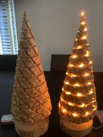 2  zware houten kerstboompjes 50cm hoog, met verlichting., Diversen, Kerst, Ophalen of Verzenden