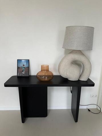 Moderne zwarte houten sidetable – strak en tijdloos design beschikbaar voor biedingen