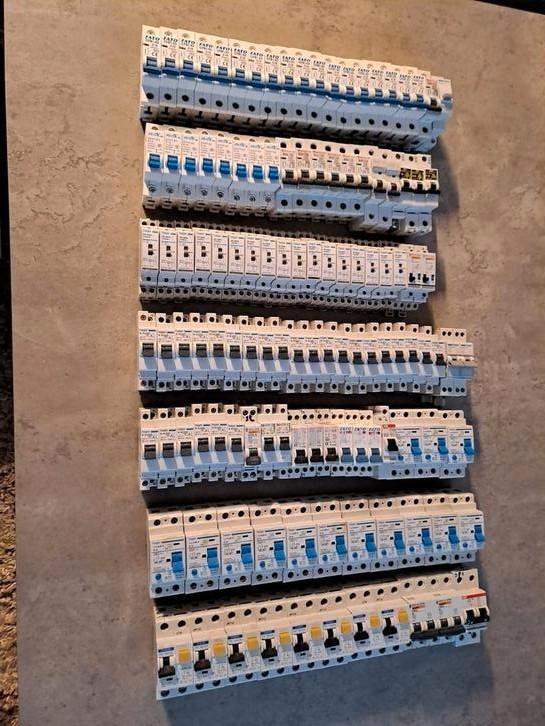 121x groepenkastschakelaars, Hobby en Vrije tijd, Elektronica-componenten, Gebruikt, Ophalen of Verzenden