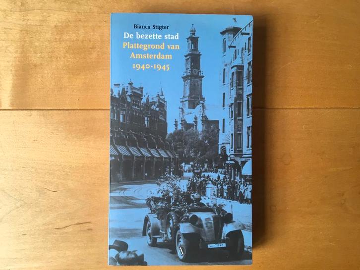 Bianca Stigter - De bezette stad - 2005 -incl. kaart ‘40-‘45, Boeken, Geschiedenis | Stad en Regio, Zo goed als nieuw, 20e eeuw of later