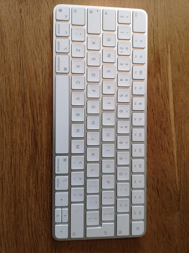 Apple Magic Keyboard - goede staat, Computers en Software, Toetsenborden, Zo goed als nieuw, Qwerty, Draadloos, Multimediatoetsen
