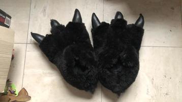 Zwarte sloffen in de vorm van berenpoten (ca. maat 38/39) beschikbaar voor biedingen