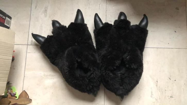 Zwarte sloffen in de vorm van berenpoten (ca. maat 38/39), Kinderen en Baby's, Carnavalskleding en Verkleedspullen, Zo goed als nieuw