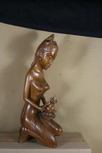 Fijn gesneden Balinees houten beeldje knielende vrouw, Antiek en Kunst, Ophalen of Verzenden