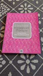 Triggerpoint therapie boek - Clair & Amber Davies (ZGAN), Ophalen of Verzenden, Zo goed als nieuw, Clair Davies en Amber Davies