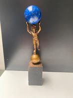 18e brons engeltje met  lapislazuli bol, Antiek en Kunst, Kunst | Beelden en Houtsnijwerken, Ophalen of Verzenden