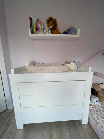 Witte commode verzorgingstafel verschoontafel beschikbaar voor biedingen