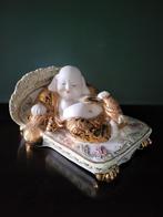 Porseleinen liggende Boeddha met goudkleurige details, Huis en Inrichting, Woonaccessoires | Boeddhabeelden, Ophalen of Verzenden