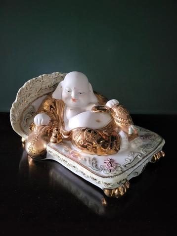  Porseleinen liggende Boeddha met goudkleurige details  beschikbaar voor biedingen