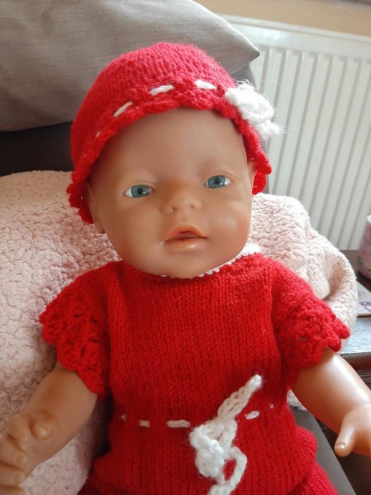 Babypop met rood pakje en luier, Kinderen en Baby's, Speelgoed | Poppen, Zo goed als nieuw, Babypop, Ophalen of Verzenden