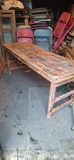 Oude brocante tafel of marktkraam, Ophalen