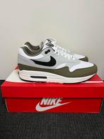Nike Air Max 1 'Medium Olive' | Maat 43 | NIEUW, Kleding | Heren, Schoenen, Wit, Nieuw, Ophalen of Verzenden, Sneakers of Gympen