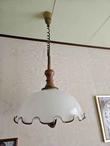 mooie lamp met witglas en donker eikenhout beschikbaar voor biedingen