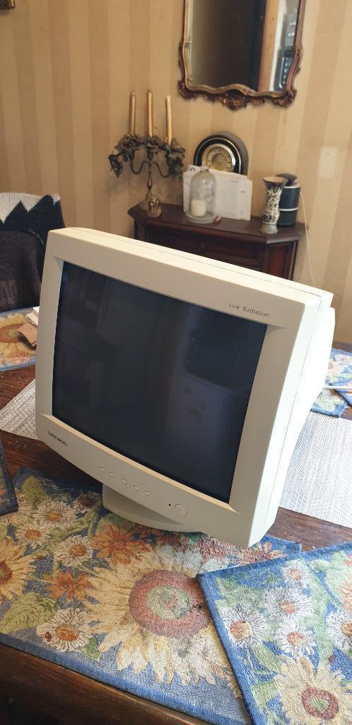 daewoo crt monitor 17 inch uit 2001, Computers en Software, Monitoren, Gebruikt, 60 Hz of minder, VGA, Gaming, Draaibaar, Kantelbaar