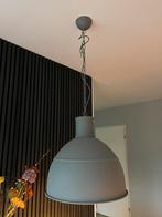 2 mooi grijze metalen hanglampen. Karwei Tygo, Huis en Inrichting, Lampen | Hanglampen, Industriële lampen, Gebruikt, Metaal, 50 tot 75 cm