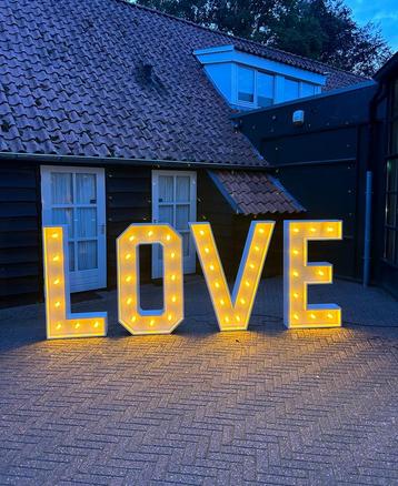 Love lichtletters huren beschikbaar voor biedingen