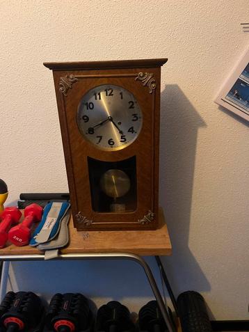 Antieke Wandklok met Slinger beschikbaar voor biedingen