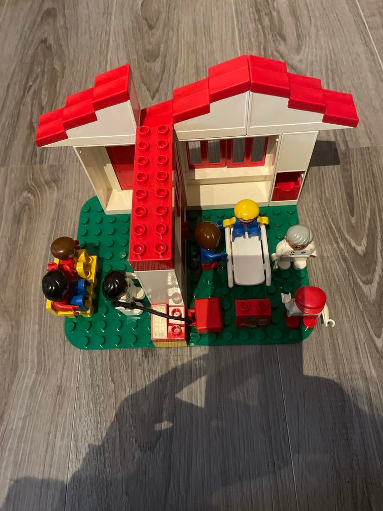 Leuke Lego Duplo set met ziekenhuis en auto, Kinderen en Baby's, Speelgoed | Duplo en Lego, Ophalen of Verzenden, Gebruikt, Complete set